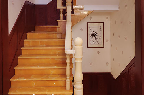 运河中式别墅室内汉白玉石楼梯的定制安装装饰效果